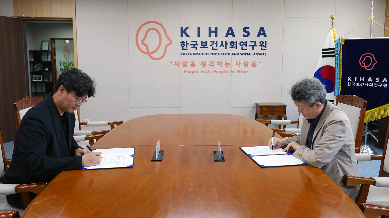 Signing of Labor-Management Agreement-1